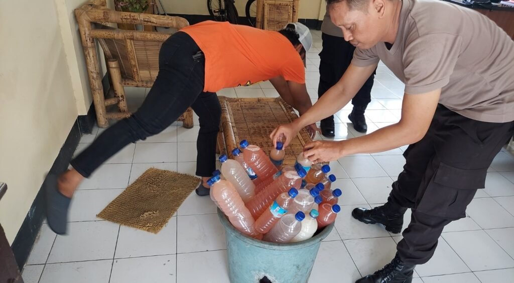 Jelang Lebaran Topat di Mataram, petugas sita puluhan botol tuak di sejumlah kafe, Selasa (16/4/2024).