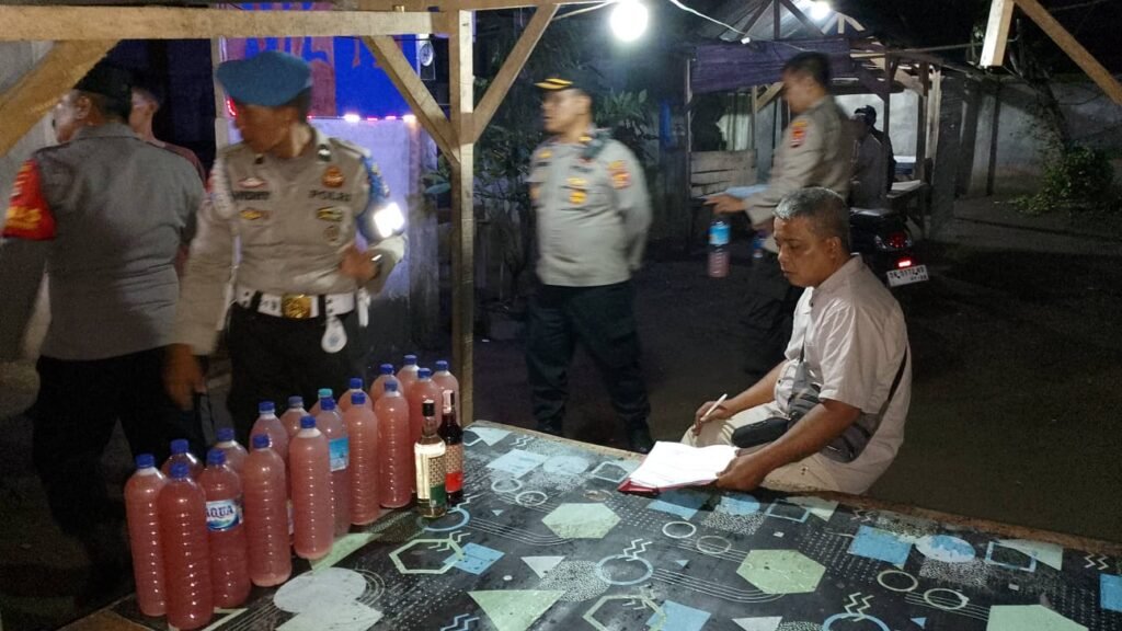 Ratusan botol Miras diamankan di sejumlah kafe jelang Perayaan Lebaran Ketupat atau Lebaran Topat di Narmada, Lombok Barat, Selasa (16/4/2024).