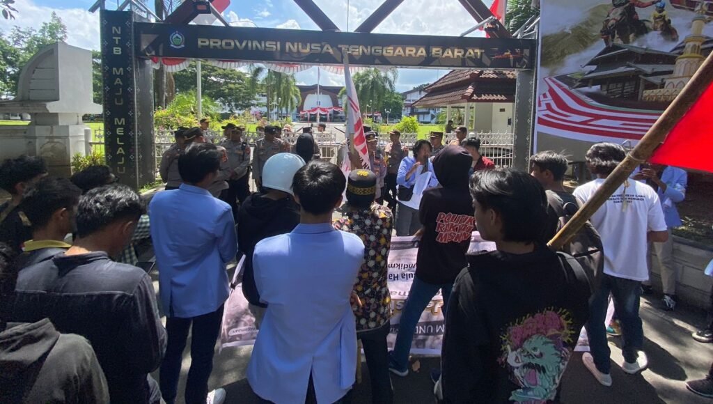 Aksi unjuk rasa dari gabungan mahasiswa Undikma dan Universitas 45 Mataram di depan Kantor Gubernur NTB, Kamis (25/4/2024).
