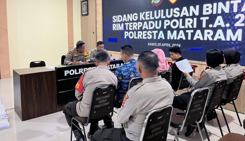 Panitia penerimaan Bintara Polri di Polresta Mataram saat lakukan ferivikasi kelulusan peserta, Kamis (25/4/2024).