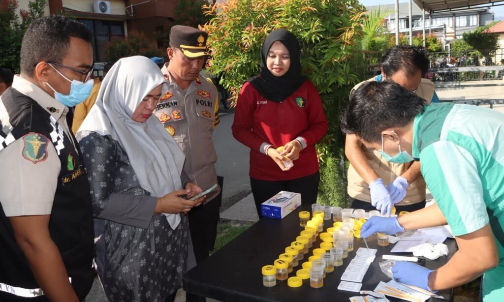 Polres Bima Kota melakukan tes urine mendadak bagi seluruh personilnya, Kamis (25/4/2024).