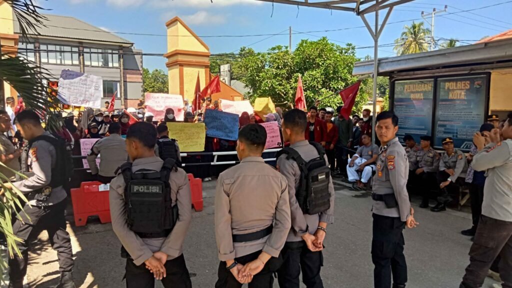 Aksi demo mahasiswa tuntut pembebasan pelaku blokade jalan di Polres Bima Kota, Jumat (26/4/2024).