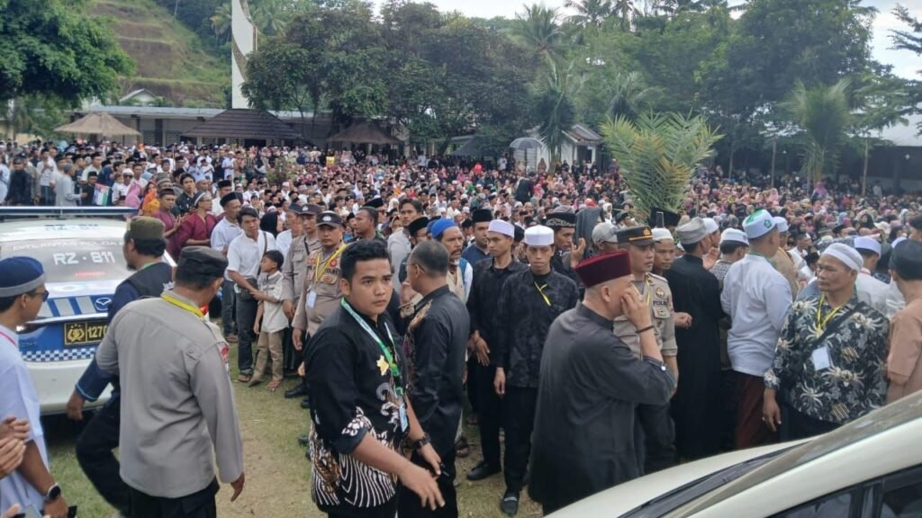 Ribuan masyarakat memadati tabligh akbar dan halal bihalal Ustadz H Abdul Somad Batubara Lc. Ph.D di Kabupaten Lombok Utara, Sabtu (27/4/2024).