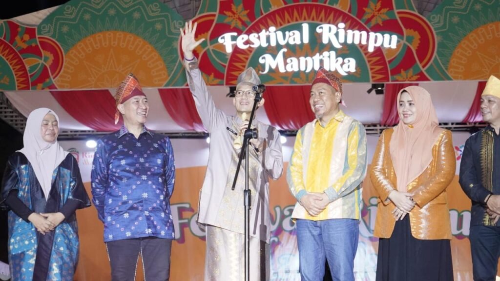 Sandiaga Uno saat membuka Festival Rimpu Mantika di Kota Bima, Jumat (26/4/2024).