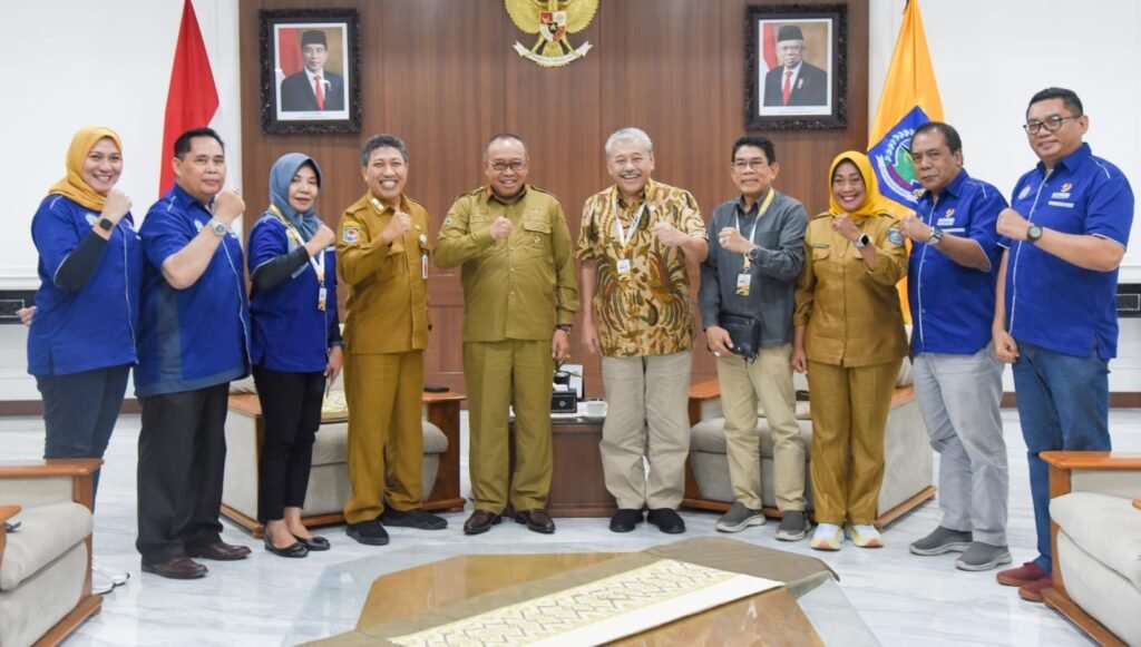 Pj Gubernur NTB, Drs. H. Lalu Gita Ariadi M. Si menerima kunjungan Ketua Umum KORMI Nasional Hayono Isman bersama rombongan, bertempat di Ruang Tamu Utama kantor Gubernur NTB, Senin (29/5/2024).