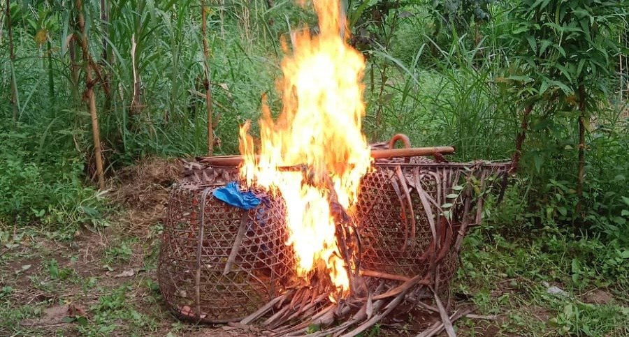 Petugas membakar barang bukti judi sabung ayam di wilayah hutan Loang Gali, Kecamatan Lenek, Kabupaten Lombok Timur, Senin sore (29/4/2024).