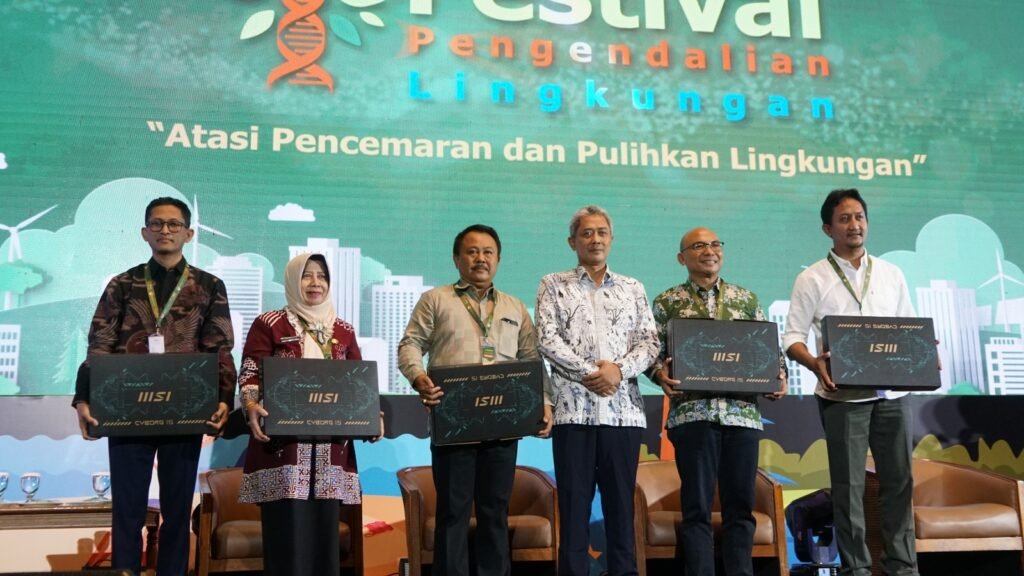 Kepala Dinas LHK Provinsi NTB Julmansyah, S.Hut, MAP mewakili Pemerintah Provinsi NTB menerima penghargaan bagi Provinsi dan Kabupaten/kota terbaik Kinerja Pengelolaan Lingkungan Hidup 2023