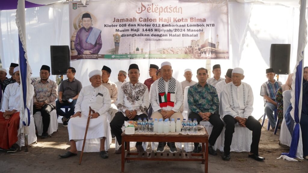 Penjabat Wali Kota Bima Ir. H. Mohammad Rum, MT melepas Jamaah Calon Haji Kota Bima Kloter 008 dan 012 embarkasi Lombok NTB Minggu, (12/5/2024).