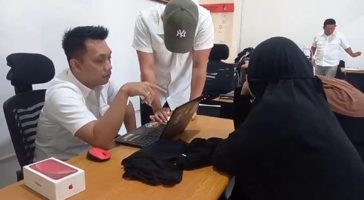 Seorang perempuan asal Sumatera berinisial SS ditangkap atas dugaan pemerasan terhadap korban yang merupakan pacarnya berinisial B dengan kerugian hingga Rp270 juta, Rabu (15/05/2024).