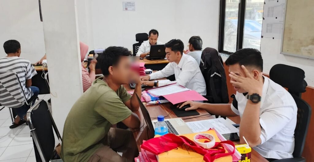 Para pelaku pencuri tabung gas elpiji 3 kilogram di Sekarbela Kota Mataram diamankan petugas, Senin (27/5/2024).