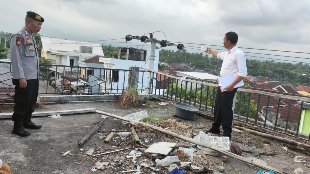 Polisi saat olah TKP kejadian bocah kesetrum kabel PLN di lantai tiga rumah warga di Lenek Lombok Timur, Senin (27/5/2024).