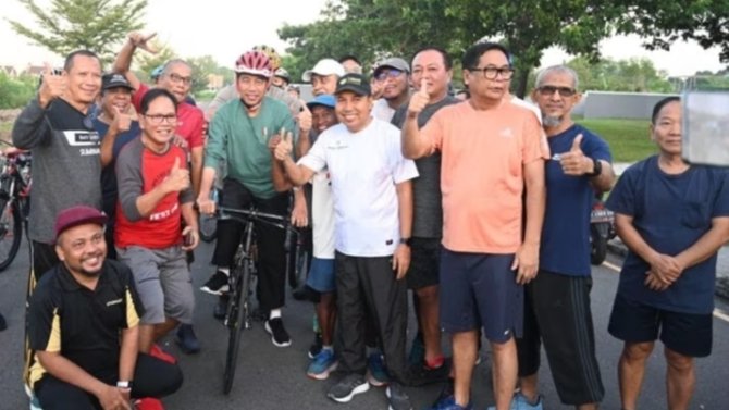 Presiden Joko Widodo menikmati Rabu pagi, 1 Mei 2024 dengan bersepeda di Kota Mataram, Provinsi Nusa Tenggara Barat (NTB). Foto: BPMI Setpres/Kris