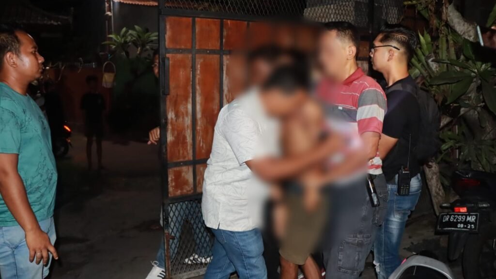 Lawan petugas, seorang pria inisial D, 22 tahun, warga Kabupaten Sumbawa terpaksa diamankan polisi, Sabtu malam (4/5/2024).