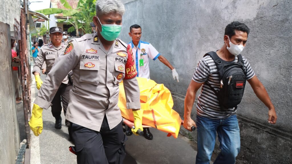 Petugas evakuasi mayat perempuan paruh baya asal Jember Jawa Timur yang ditemukan meninggal di kamar kos di Kecamatan Mataram Kota Mataram, Senin siang (6/5/2024).