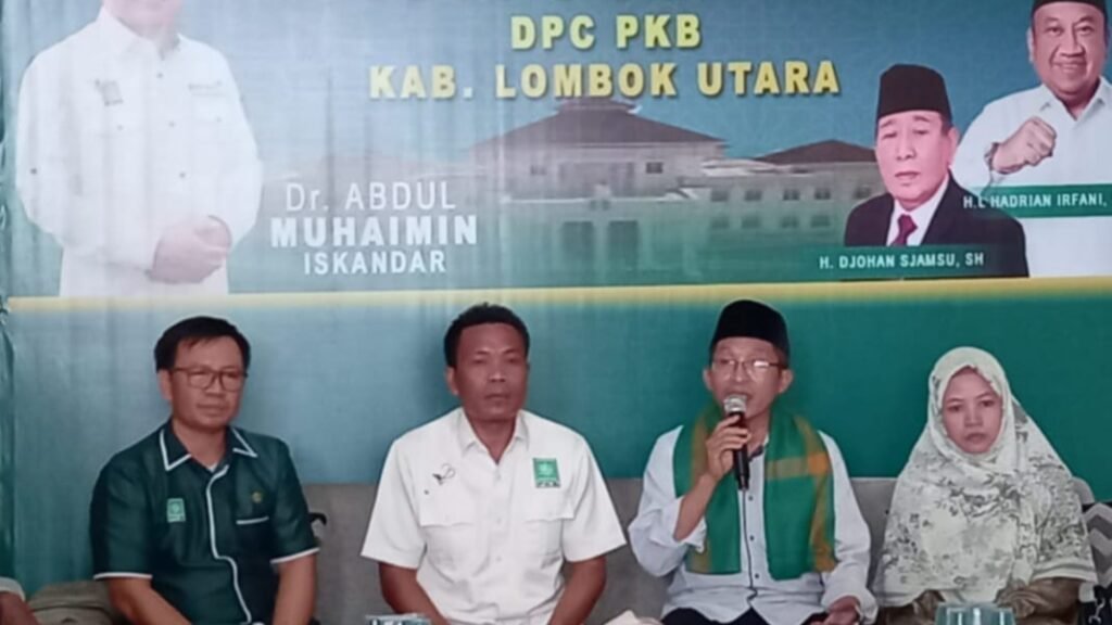 Dr. Muchsin saat menyerahkan berkas pendaftaran di Desk Pilkada DPC PKB Lombok Utara