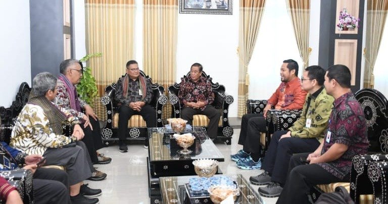 Deputi Kementerian Koordinasi Bidang Pembangunan Manusia dan Kebudayaan (Menko PMK) bersama Bupati Lombok Utara Djohan Sjamsu didampingi Wabup Danny Karter.