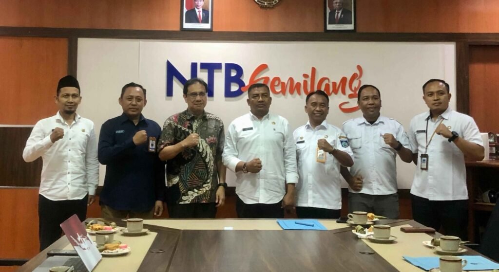 Pj Sekda saat menerima kunjungan kerja Kepala Pusat Penelitian dan Pengembangan Aptika dan IKP Kementerian Kominfo RI, Dr. Said Mirza Pahlevi, M.Eng., di ruang rapat kantor Sekda Provinsi NTB, Rabu (8/5/2024).