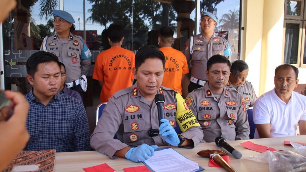 Polres Lobar telah menetapkan dua orang tersangka dalam kasus pengrusakan dan penganiayaan yang terjadi di Montong Buwuh Meninting, Kecamatan Batulayar, Lombok Barat, pada Jumat (10/5/2024).