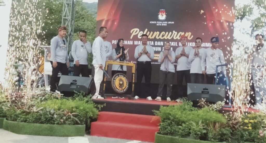 Launching Pilkada Kota Bima ditandai pemukulan gong oleh Asisten 1, H.Alwi Yasin, mewakili Pj. Wali Kota Bima dan Ketua KPU Kota Bima, Suaeb di Taman Amahami, Minggu (19/5/2024).