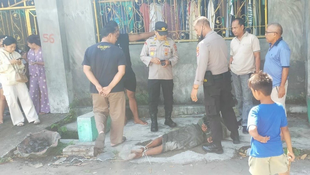 Seorang pria tanpa identitas diamankan petugas karena mengamuk dan mengancam anak kos di Jalan Kesra Raya Perumnas, Kelurahan Tanjung Karang, Kecamatan Sekarbela, Kota Mataram, Sabtu (18/5/2024).