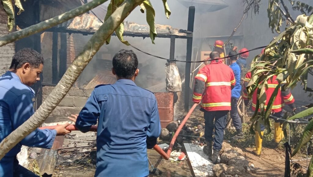 - Sebuah rumah di Gang Manggis III Kelurahan Uma Sima Kecamatan Sumbawa Kabupaten Sumbawa terbakar, Minggu (19/5/2024).