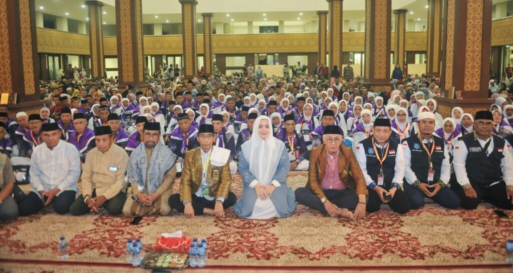 Bupati Bima Hj Indah Dhamayanti Putri didampingi wakilnya dan sejumlah kepala OPD foto bersama dengan ratusan JCH, Minggu malam (19/5/2024).