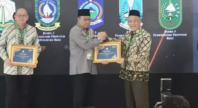 Penjabat Gubernur NTB, Drs. H. Lalu Gita Ariadi, M.Si menerima penghargaan Anugerah Adinata Syariah 2024.