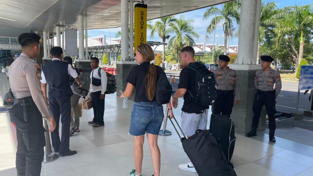 Kepolisian Resor Lombok Lombok Tengah meningkatkan pengamanan di Bandara Bizam atau Bandara Internasional Lombok guna mencegah gangguan selama berlangsungnya pelaksanaan WWF ke-10 di Bali.