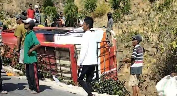 Sebuah bus angkutan umum yang mengangkut puluhan penumpang terguling di tanjakan Desa Sumi Kecamatan Lambu Kabupaten Bima, Rabu siang (22/5/2024).