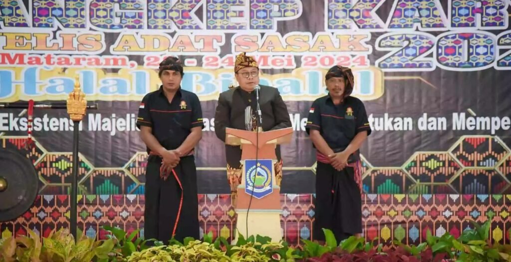 Pj. Gubernur NTB, Drs. H. Lalu Gita Ariadi, M.Si, membuka acara Sangkep Karye Majelis Adat Sasak di Aula Rinjani, Kantor BPSDM Provinsi NTB, Kamis (23/5/2024).