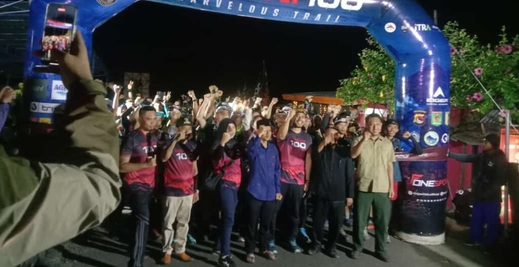 Event lari gunung Rinjani 100 Ultra dari Desa Senaru Kecamatan Bayan, Lombok Utara menuju Sembalun Lombok Timur dimulai, Jumat (24/5/2024).