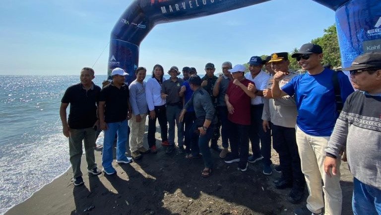 Kegiatan pelepasan event Rinjani 100 Ultra 2024 di Pantai Pekendangan Desa Belanting, Kecamatan Sambelia, Lombok Timur menuju Sembalun, Jumat (24/5/2024).
