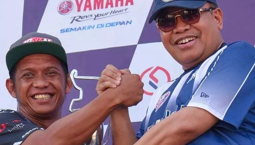 Pj Gubernur NTB, Drs. H. Lalu Gita Ariadi, M.Si memberikan hadiah kepada para pemenang balapan Pertamina Mandalika Racing Series Round 2 di Sirkuit Mandalika, Sabtu (25/5/2024).