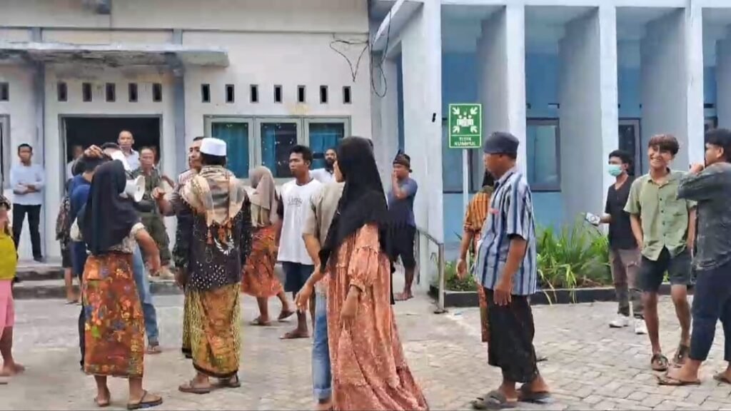 Tangkapan layar vidio yang memperlihatkan warga mendatangi kantor Desa Gereneng Kecamatan Sakra Timur, Lombok Timur karena tolak Perdes Kecimol.