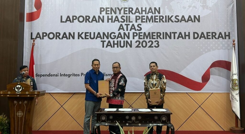 Pj. Wali Kota Bima, H. Mohammad Rum saat menerima penghargaan WTP di Kantor BPK RI perwakilan NTB, Kamis (30/5/2024).
