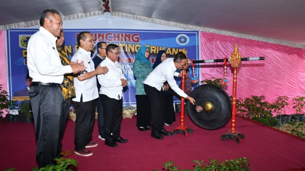 Pemukulan gong oleh Pj. Bupati Lombok Timur sebagai tanda peluncuran program dekapan PKK Canting.