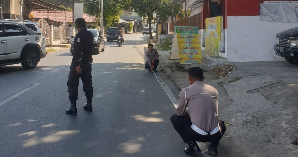 Sat Lantas Polres Bima Kota olah TKP meninggalnya seorang remaja akibat kecelakaan tunggal tunggal di Depan Ulet Jaya Kelurahan Dara Kecamatan Rasanae Barat Kota Bima, Jumat (31/5/2024).