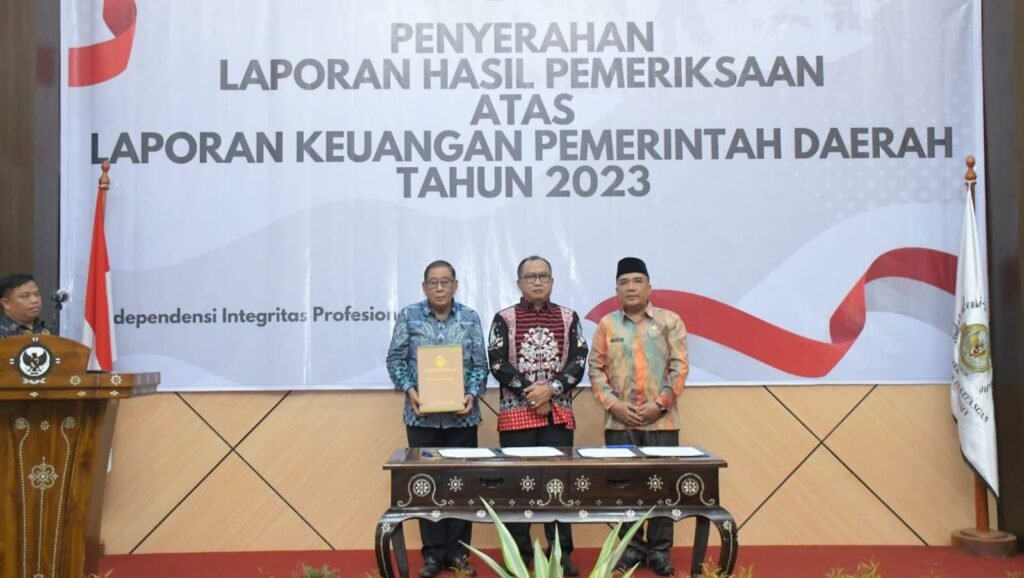 Bupati Djohan Sjamsu saat menerima WTP di BPK Mataram