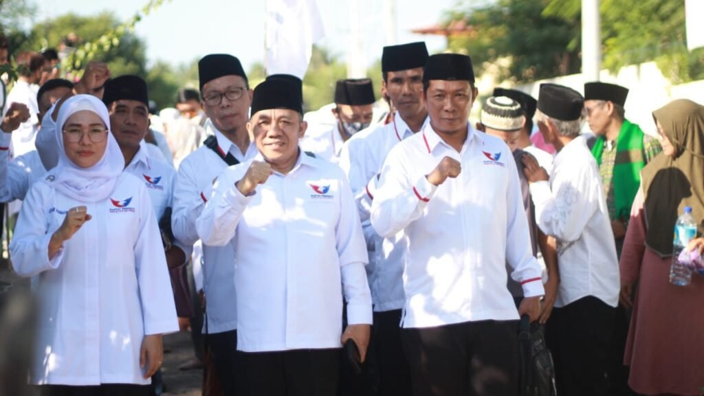 DPD Perindo Lombok Utara saat mengantarkan sejumlah bacaleg mendaftar di KPUD belum lama ini