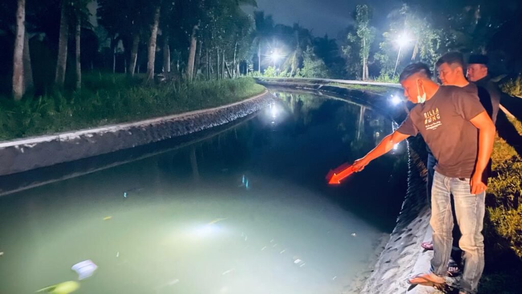 Petugas saat olah TKP kasus bocah meninggal tenggelam di sungai di Praya Lombok Tengah, Kamis malam (30/5/2024).