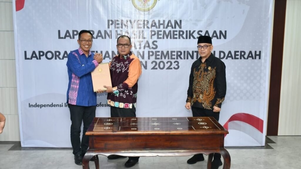 Laporan hasil pemeriksaan atas LKPD dan laporan operasional diserahkan kepala BPK ke PJ Bupati Lombok Timur, H.M Juaini Taofik, Kamis (6/6/2024).