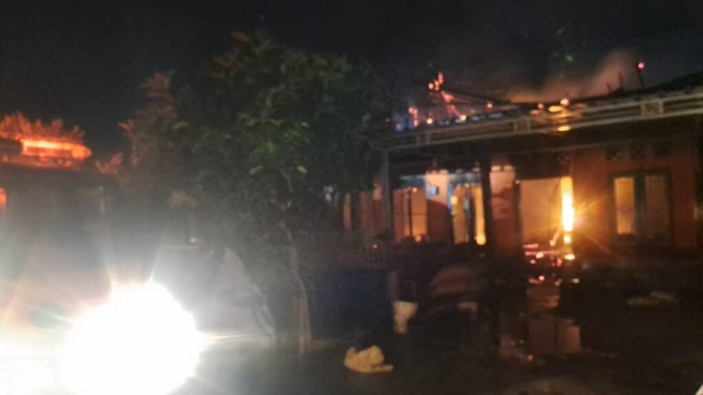 Sebuah rumah permanen di Desa Suela, Kecamatan Suela, Lombok Timur terbakar Selasa malam (18/6/2024)