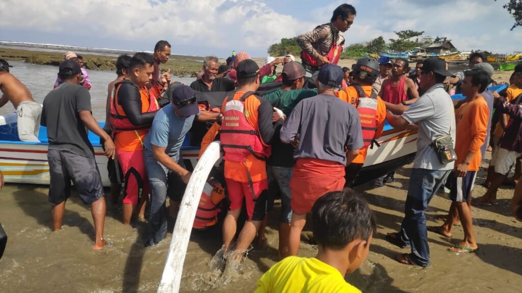 Tim SAR dan masyarakat saat mengevakuasi jasad seorang warga terseret arus di Labangka Sumbawa, Sabtu (22/6/2024).