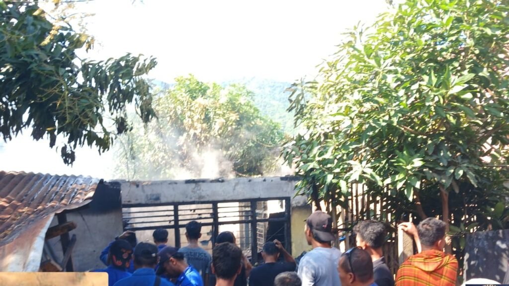 Satu unit rumah permanen milik Yadin M Said di RT. 07, RW. 02 Desa Sie Kecamatan Monta Kabupaten Bima ludes terbakar, Rabu (12/6/2024).