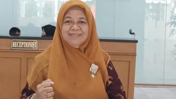 Kepala Dinas Koperasi dan Usaha Kecil Menengah Kabupaten Dompu, Dra. Hj. Daryati Kustilawati, SE., M.Si