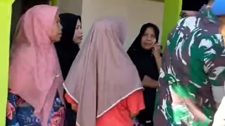Tangkapan layar sejumlah emak-emak di Kandai 2 Kecamatan Woja Kabupaten Dompu datang protes pangkalan karena LPG langka dan mahal.