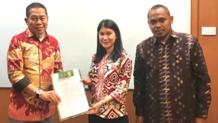 Pj Wali Kota Bima, H Mohammad Rum menyerahkan surat usulan penambahan formasi PPPK pada Kementerian Pendayagunaan Aparatur Negara dan Reformasi Birokrasi (PAN-RB) di Jakarta