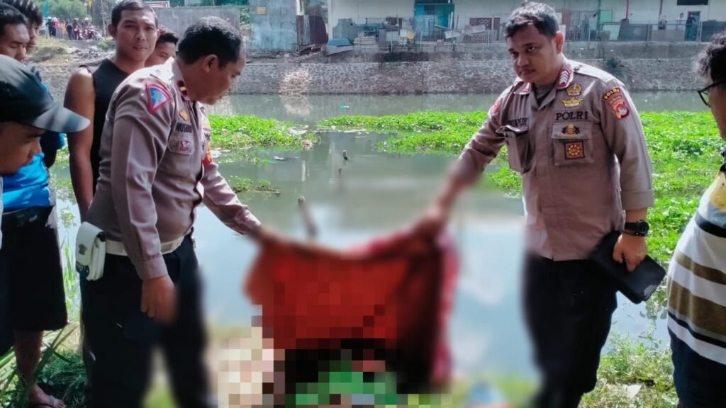 Seorang pria paruh baya berinisial K, (52 tahun) asal Ampenan ditemukan tewas di Pinggir Kali Jangkuk Lingkungan Selaparang Kelurahan Banjar Kecamatan Ampenan, Kota Mataram. Sabtu, (22/6/2024).