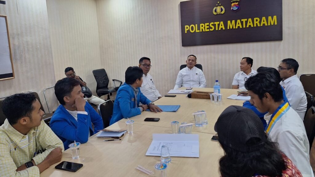 Perwakilan anggota PMII Bali Nusra hearing di Polresta Mataram terkait perkara dugaan korupsi pengadaan masker di Dinas Koperasi dan UKM Provinsi NTB pada tahun 2020.
