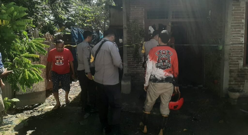 Polisi olah TKP kebakaran rumah warga di Kelurahan Lempeh Kecamatan Sumbawa, Kabupaten Sumbawa terbakar, Jumat (31/5/2024).